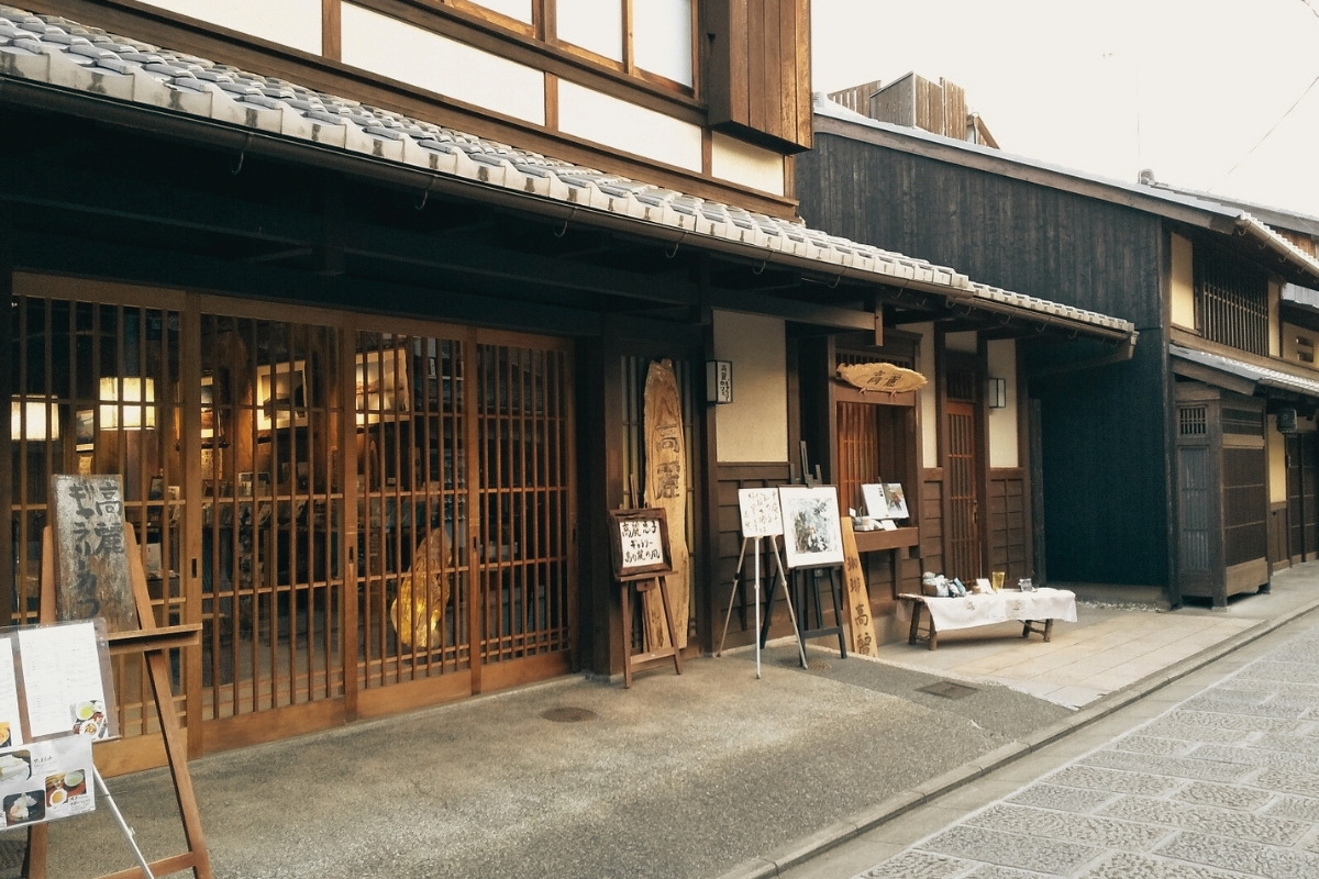 日の光が差し込む縁側と庭