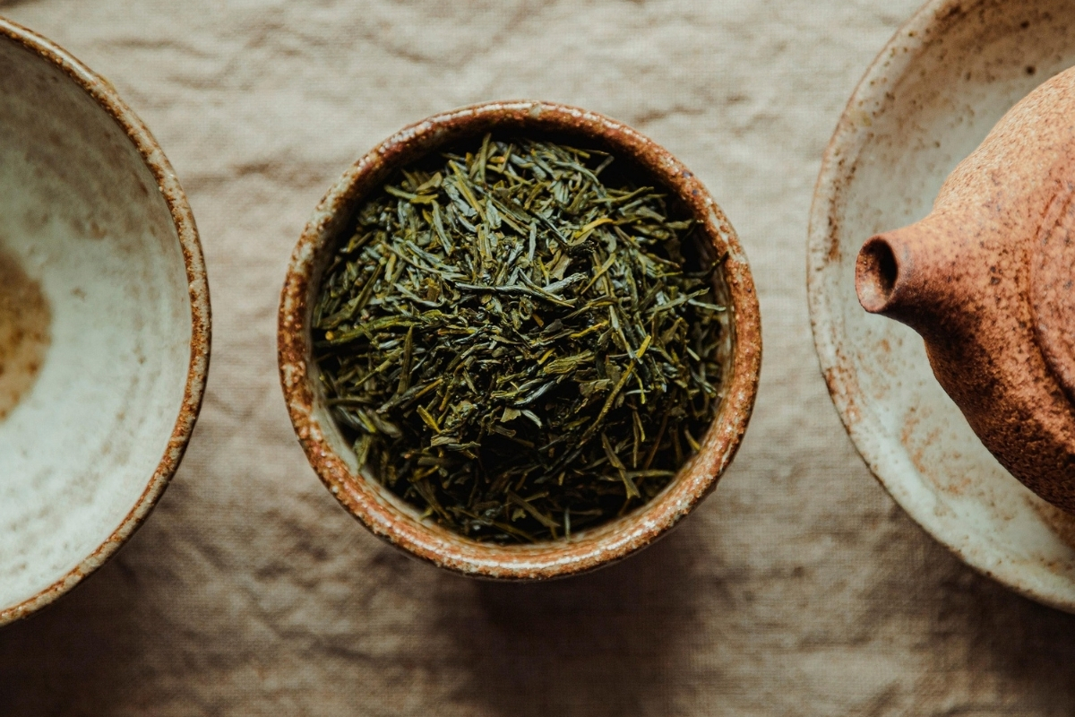 温かみのある陶器のコーヒーカップ